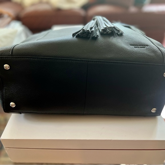 SOLD⭐️Tignanello Downing Tote. Leather. Drawstring. NWT. Classic bag addition - Picture 3 of 5